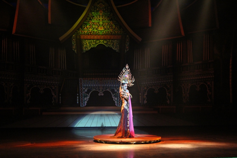 Data Teknis Foto: f 5.6, 1/80, ISO 3200 (Shutter Priority) Pattaya, Thailand.  Seorang penari beraksi di atas panggung pementasan Alazar Cabaret, 30 Desember 2014. Alcazar adalah pertunjukan musik dan tari yang menarik minat ribuan wisatawan di Pattaya. Sebagian besar dari seniman yang tampil adalah kaum transgender. (Amalia Kartika / 14140110325).